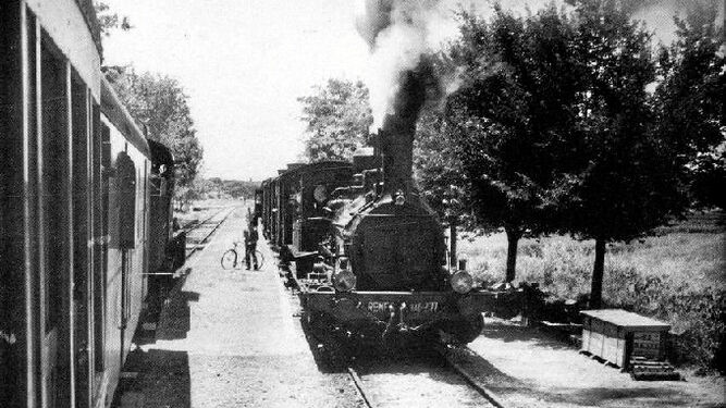 Antigua locomotora de vapor durante un alto en una de las estaciones de la línea Huelva-Ayamonte durante sus primeros años de funcionamiento.