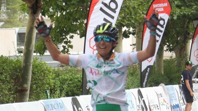 Miriam Palacios cruza la meta y se proclama campeona de España júnior.