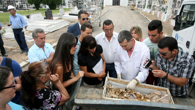 Exhumación del cadáver de un bebé en un nicho de Huelva en julio de 2013.